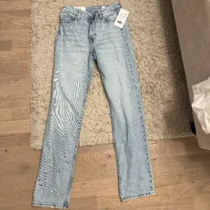 Nya ljusblåa jeans ifrån hm råkade beställa fel storlek men dom är helt nya och oanvända 