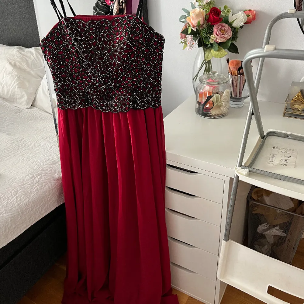 Säljer denna fina balklänning i vinröd färg i storlek M, använd en kväll!🤍. Klänningar.