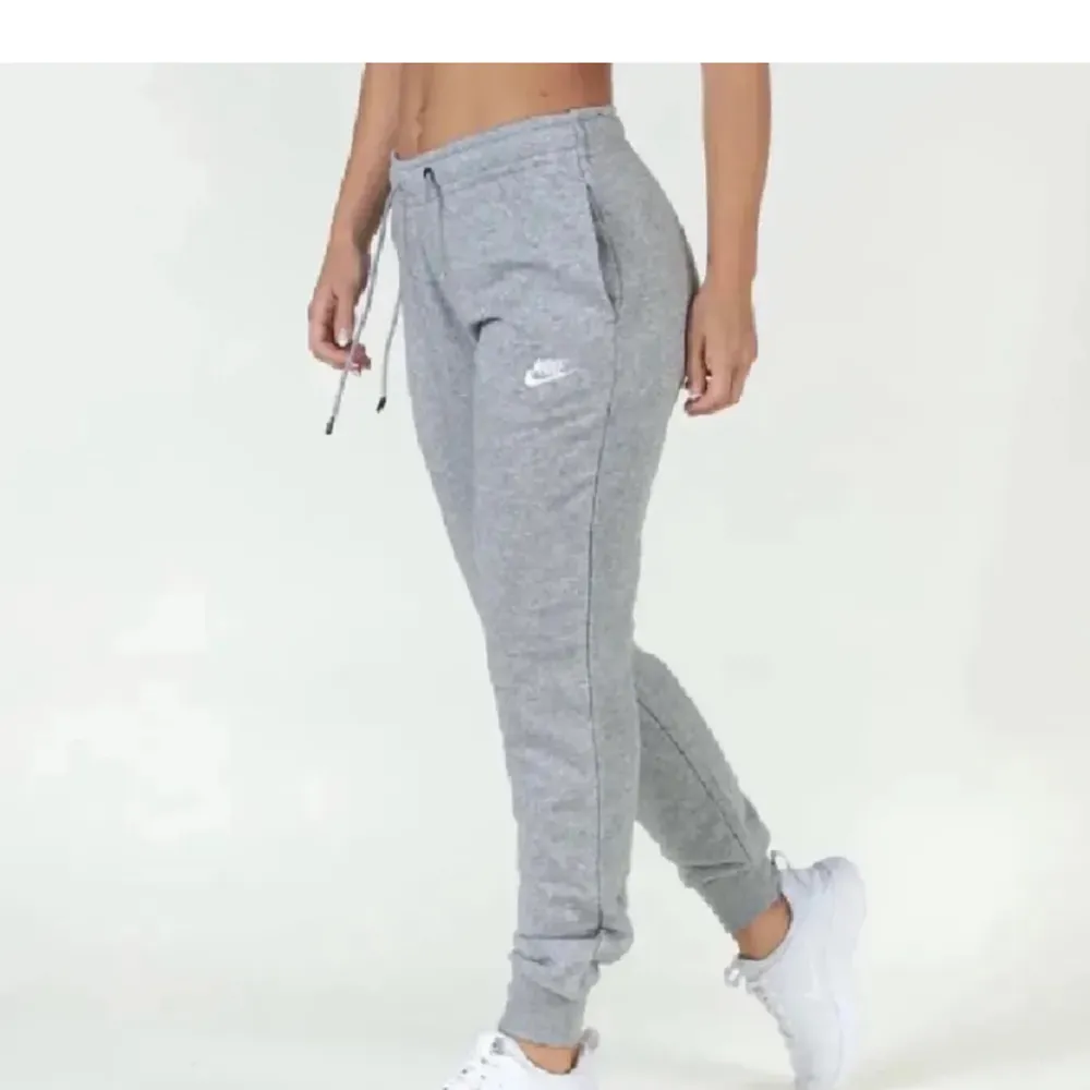 Säljer dessa Nike mjukisbyxor eftersom de inte kommer till någon användning. . Jeans & Byxor.