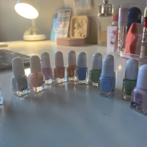 mini nagellack  - 12 stycken (nån syns it p bilden tror jag)❤️❤️70 kr för alla, 7 kr styck