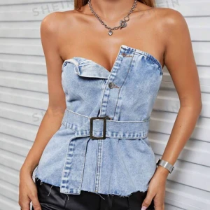 Jeans topp - As snygg sommar / fest topp! Går att justera i midjan, har knappar och stretchig anpassningsbar resår i bysten