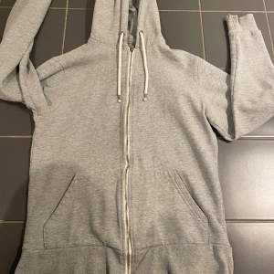 En skön chill grå zip hoodie från lager 157 som jag har haft men ej kommit till användning. De har en lite skada vid armen. sen är de en liten blå fläck vid dragkedja🙌🏽. 