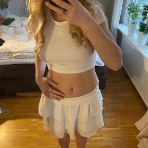 Kjol - Säljer min vita kjol som är jättefin nu till sommaren! Knappt använd🥰