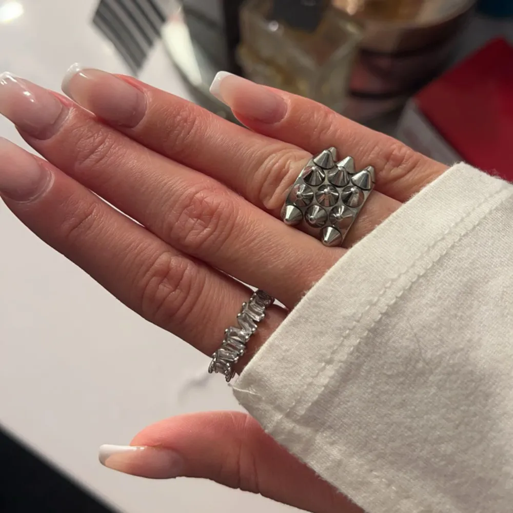 Säljer ”diamant” ringen samt den guldiga ringen som är hjärtformad. Första ringen är köpt från ett uf företag och den guldiga hjärt ringen är köpt från Lindex. 💞💞 köp båda för 50kr eller enskilt 30kr styck! 🙌🏽💞💞. Accessoarer.