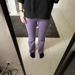 Lila jeans - Säljer ett bar jätte coola lila jeans från hm, använt max 2 gånger, sprättat upp nedtill då de var för korta för mig annars jätte bra skick