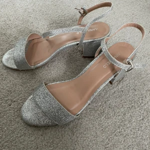 Blaskor  - Säljer mina glittriga klackskor jag hade på balen, använda 1 gång. Köpte på zalando, Anna Field. Bred klack vilket gör som sköna och lätta o gå i. Storlek 38.