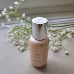 Dior backstage face & body glow  - Färgen: 001 Universal  Ger ett otroligt lyster till huden och lägger sig väldigt naturligt. Testat den 2 gånger men tyvärr är den för mörk på mig.