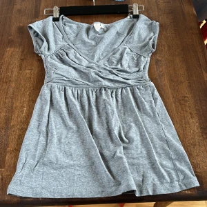 Omlott topp - Ca 57cm lång. Storlek xs! Helt ok skick. Passar mig bra i bysten. Har du dock större än 75B blir nog denna för tajt! 