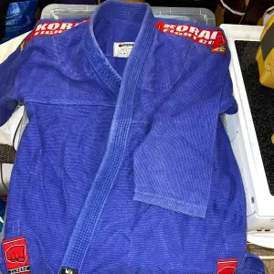KORAL :MKM 1.1 BJJ Dräkt  Tränat en ca 10 ggr i denna kimono o  Där utav priset , överdel i praktiskt taget nytt skick , byxor en aning mer ”slitna”  Kommer kemtvättas vid köp !