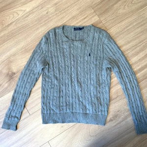 Ralph lauren stickad tröja - Super fin stickad tröja från Ralph lauren som passar till allt, säljer då den inte kommer till användning längre