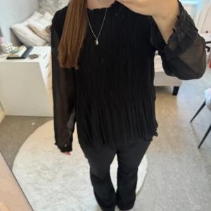 Svart blus - Svart blus, inga defekter och aldrig använd! Hör gärna av dig innan du trycker på köp nu❗️Nypris: 349kr