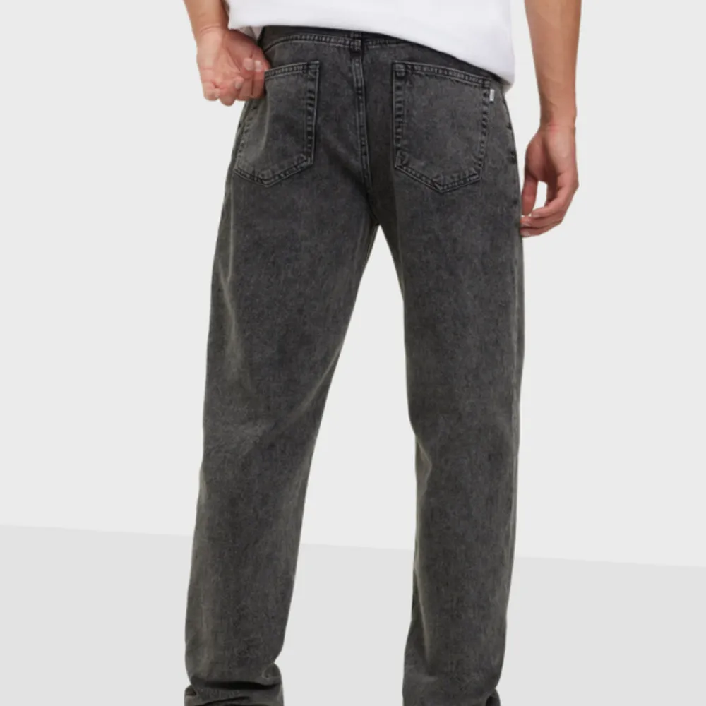 Hej, ett par jeans från woodbird, dem har inga fläckar eller skador, använda ett fåtal gånger. Nypris 899 men säljer dem för 500. Jeans & Byxor.