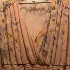 Två vackra sköna klänningar säljes - Använda en enda varsin gång. Sköna och vackra, den blommiga strl 44 och den blå strl L. 100kr /st.  Välkomna ! Mvh Katariina 