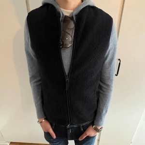 Fleeceväst - Överfet fleeceväst! Säljs inte längre och är hur snygg som helst. Nyskick endast använd fåtal gånger! Bra pris istället för att betala tusentals för en annan! 🙌🏼Storlek S