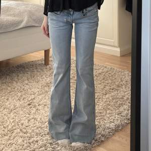 Low waisted bootcut jeans från Diesel i storlek W28/L32. Superfint skick! Midjemått: 40cm, innerbenslängd: 77cm. Här av er för fler bilder🫶