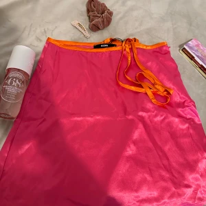 Helt ny topp - Helt ny topp från bikbok.  Sizen för toppen är S. Köpt under sommaren från Bikbok för 199 Kr och säljer den för 49 kr. 