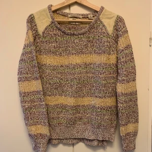 Tröja från Maison Scotch - Superfin sparsamt använd tröja från Scotch. Axelpartier i veganläder. Relativsats glest stickad så det är en ganska sval tröja. Jag vet inte vad de har för storleksystem men jag tror att den här, som är 4, motsvarar storlek L i damkläder.