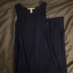 Marinblå långklänning med slits vid högra benet.💙