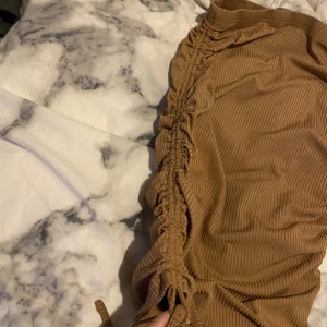 kjol  - Den är väldigt skön och har snören på båda sidorna❣️