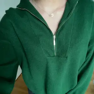 Skön grön tröja i jättefint skick!