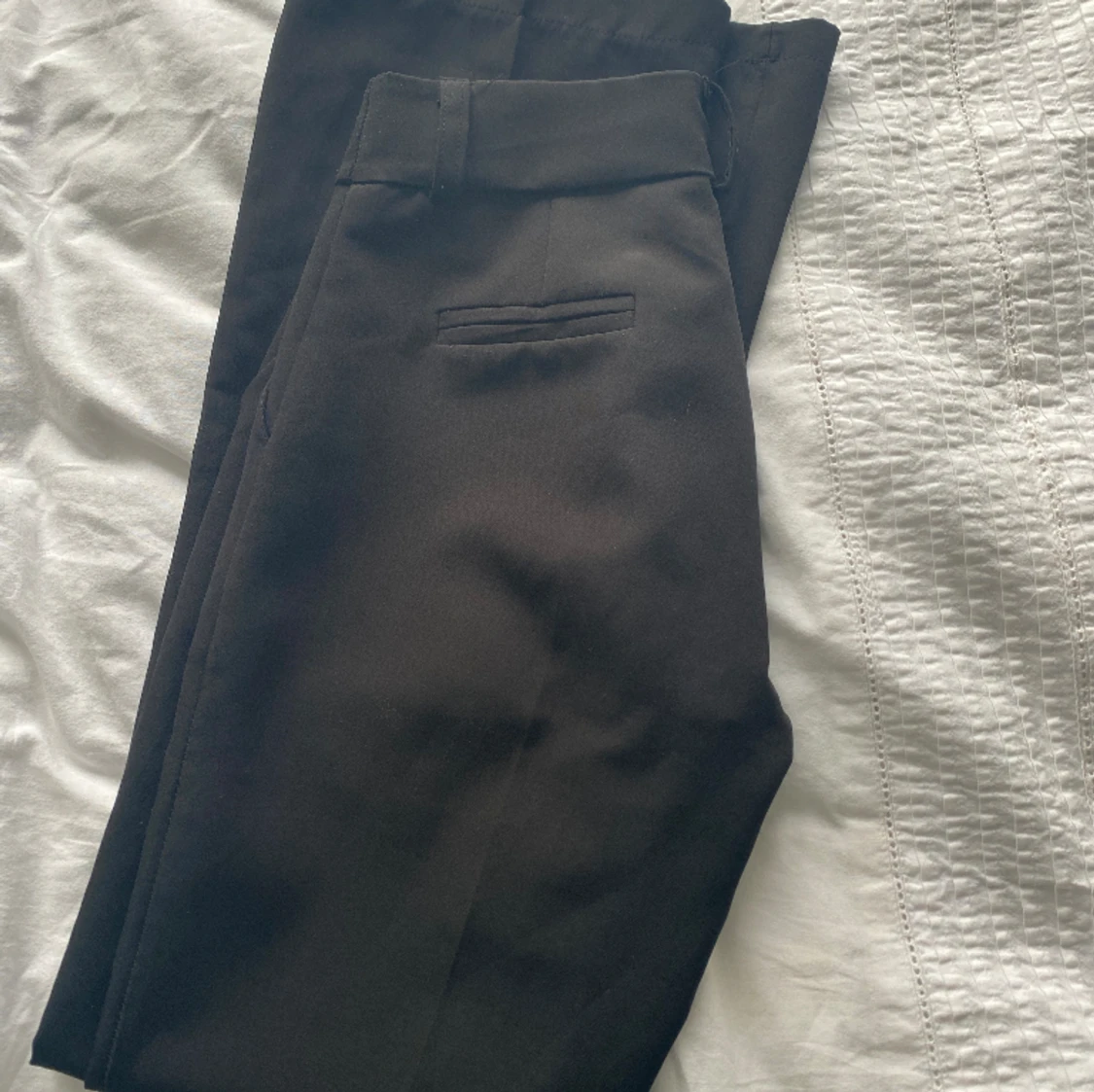 Svarta kostymbyxorđ€