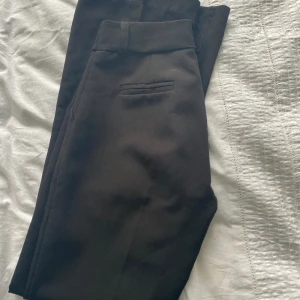 Svarta kostymbyxor🖤 - Kostymbyxor från Design By Si💋storleken är XS. Det är inga fläckar eller hål, väldigt bra skick🖤Vet ej varför dom ser bruna ut på kameran, dom är helt svarta. Skriv om frågor🥰