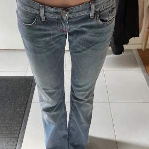 Så snygga lågmidjade jeans med fina detaljer på fickorna💗 Bra skick💕 Köpta här på plick men tyvärr för stora i midjan för mig💕 Bilderna är lånade från förra säljaren💗 