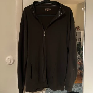 Cargo full zip - Cargo full zip, köpt begagnat men inga defekter mer än att lappen var lossnat. Inga skador. 