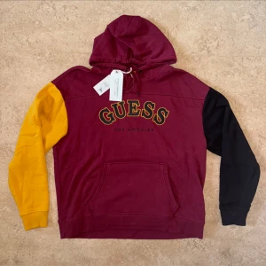 Nu Guess Hoodie - Helt ny Guess Hoodie Blocked colourway Broderat tryck