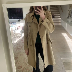 Massimo Dutti Trenchcoat - Säljer min mammas fantastiska vintage Massimo Dutti trenchcoat som inte längre används💝. Inga defekter, helt som ny och nästan aldrig använd. Nypris ca 2500 så jag säljer för 1000kr. Storleken står inte på men jag skulle säga Small.  🧥🧥🧥🧥🧥🧥