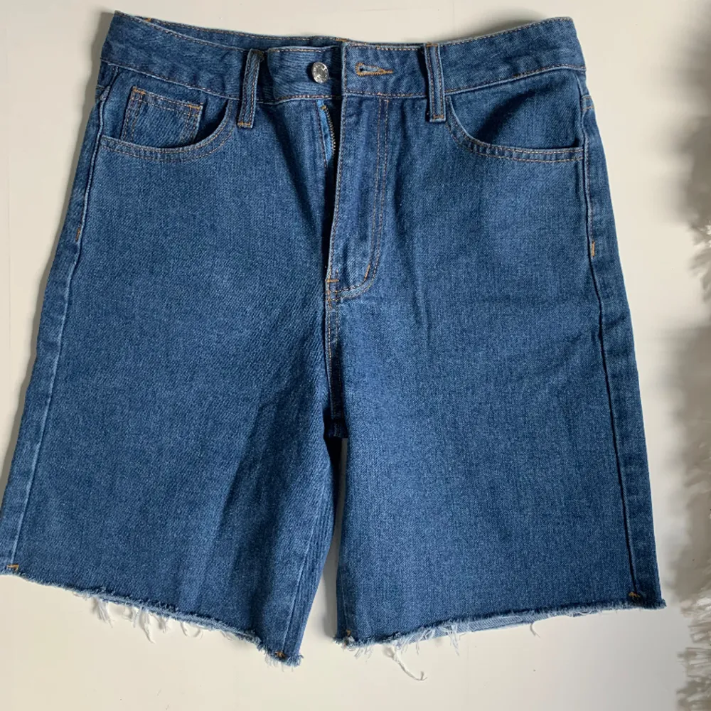 Super snygga jeans shorts i den mest perfekta blåa färgen, men tyvärr var för små när jag fick hem dem så dem helt oanvända och nya!☺️De är i st M men skulle säga passar en S oxå. Frakt ingår ej. Shorts.