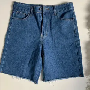 Super snygga jeans shorts i den mest perfekta blåa färgen, men tyvärr var för små när jag fick hem dem så dem helt oanvända och nya!☺️De är i st M men skulle säga passar en S oxå. Frakt ingår ej