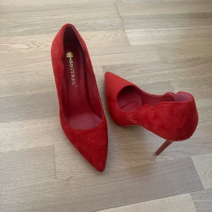 Röda pumps - Röda helt oanvända pumps från bigtree. Jätte fina i samet❤️ storlek 38 . ✨
