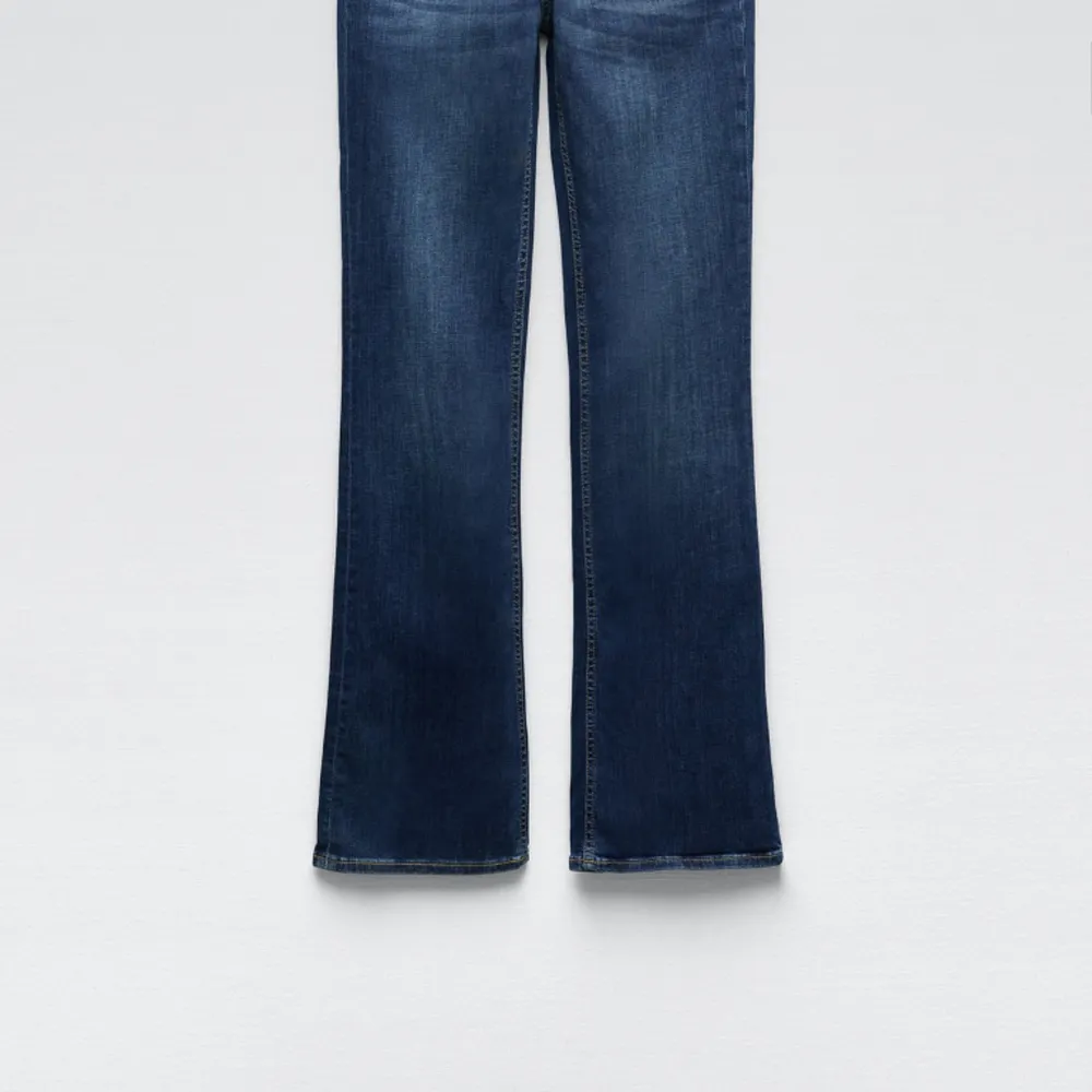 Säljer dessa slutsålda zara jeansen. Heter Jeans ZW the low Rise bootcut💗 Storlek 32.. Jeans & Byxor.