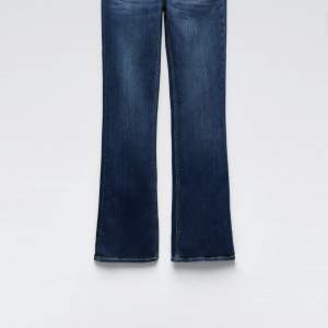 Säljer dessa slutsålda zara jeansen. Heter Jeans ZW the low Rise bootcut💗 Storlek 32.