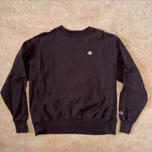Champion Reverse Weave Crewneck - Fin champion crewneck från Reverse Weave kollektionen i färgen brun. 