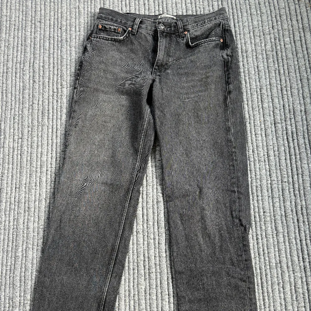 Snygga low straight jeans från gina tricot. 200kr + frakt. Orginalpris 499kr och dom är i nyskick.. Jeans & Byxor.