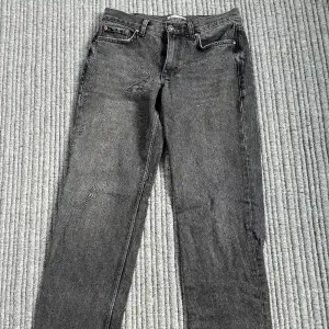 Snygga low straight jeans från gina tricot. 200kr + frakt. Orginalpris 499kr och dom är i nyskick.