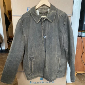 Stones jacka vår - Storlek M/L. Passar stort på mig som 176cm. Märket stones, fin passform, snygg färg säljer den för den passar mig lite för stort. Pris kan diksuteras