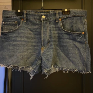Jeans shorts hm🤍 - Jag tycker inte om low waist shorts, så jag säljer för att de aldrig kommit till användningen men sköna i material 