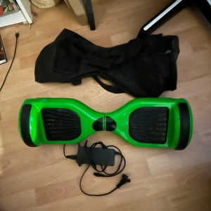 Hoverboard  - Hej! Säljer min hoverboard då den inte kommer till användning den har några få repor men funkar som den ska. Vid snabb affär kan jag tänka mig att gå ner lite.
