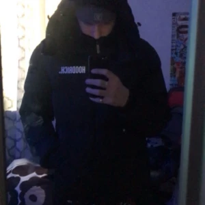 hoodr jacka - säljer den för jag har en ny jacka, pris går att diskutera, luvan går att ta bort och stavningen där bak reflekterar. liten skada inuti jackan som man ser på sista bilden