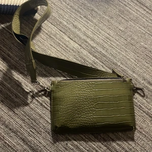 Grön väska  - Knappt använd, fina gröna väskan   