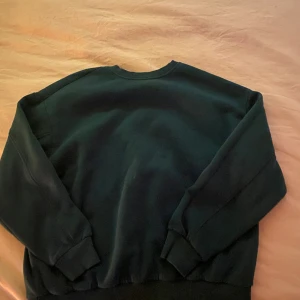 mörkgrön tjocktröja  - väldigt bekväm grön tjocktröja köpt på second hand så ingen aning om märket. Använt denna mycket men det är fortfarande fin och i ganska bra skick skulle jag säga. 