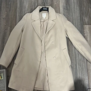 Kappah - En lång kappa som e ganska fin till våren använd 3-4 gånger