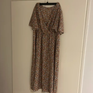 Shein klänning i st 1XL  - Perfekt sommarklänning ifrån shein, säljer då den inte kom till användning förra sommaren. Nypris 200kr, mitt pris 75kr plus eventuell frakt om vi inte möts upp i Norrköping.