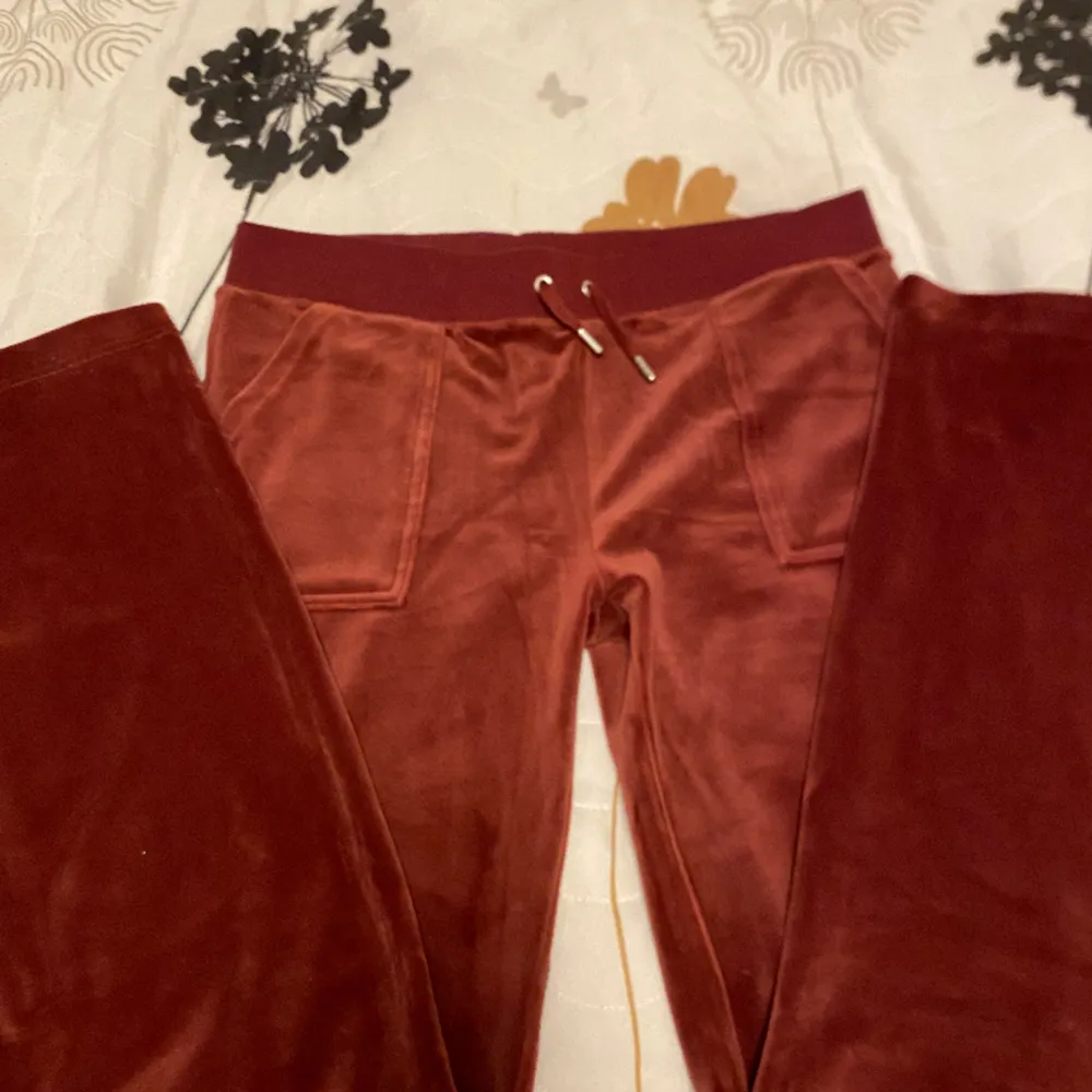 Oanvända helt nya röds Juciy byxor. Köpta på Åhléns. Nypris 1200kr. . Jeans & Byxor.