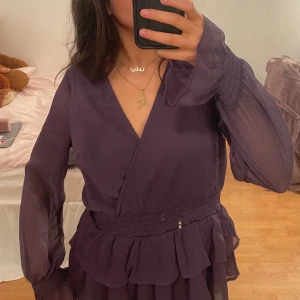 Mörk lila blus - aldrig använd!! jätte fin blus, köptes från bubbleroom storlek 38. fläcken på spegelbilderna är inte på tröjan utan det är spegeln!