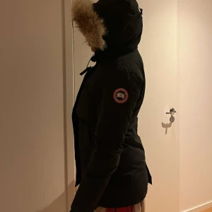 Canada Goose jacka  - Äkta Canada Goose jacka (Victoria parka black) i storlek L men funkar även som en M. Nypris 13 990kr men säljer för 5700kr. JÄTTE BRA SKICK. Köparen står för frakten (spårbar). Vill köparen så står jag för kemtvätt innan jag postar jackan. 
