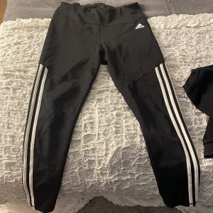 Adidas träningsbyxor - Säljer adidas träningsbyxor. Knappt använda🩷